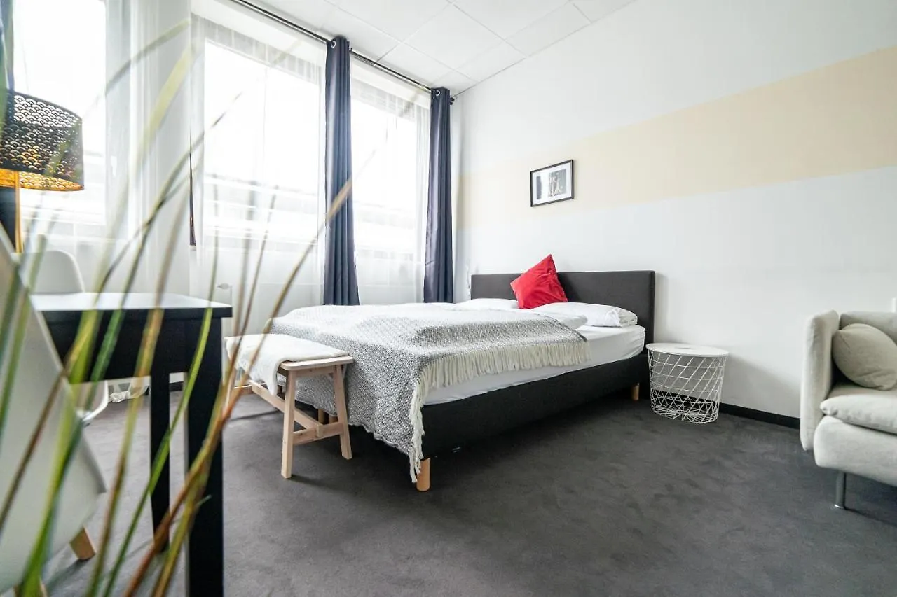 FULL HOUSE Hotel Nürnberg - shared bath&kitchen