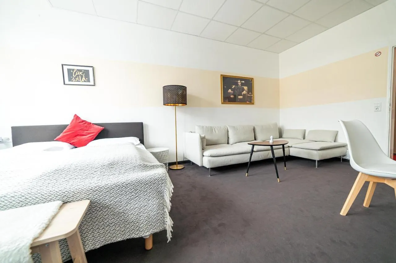 Full House Hostel Nurnberg - Shared Bath & Kitchen Aparthotel