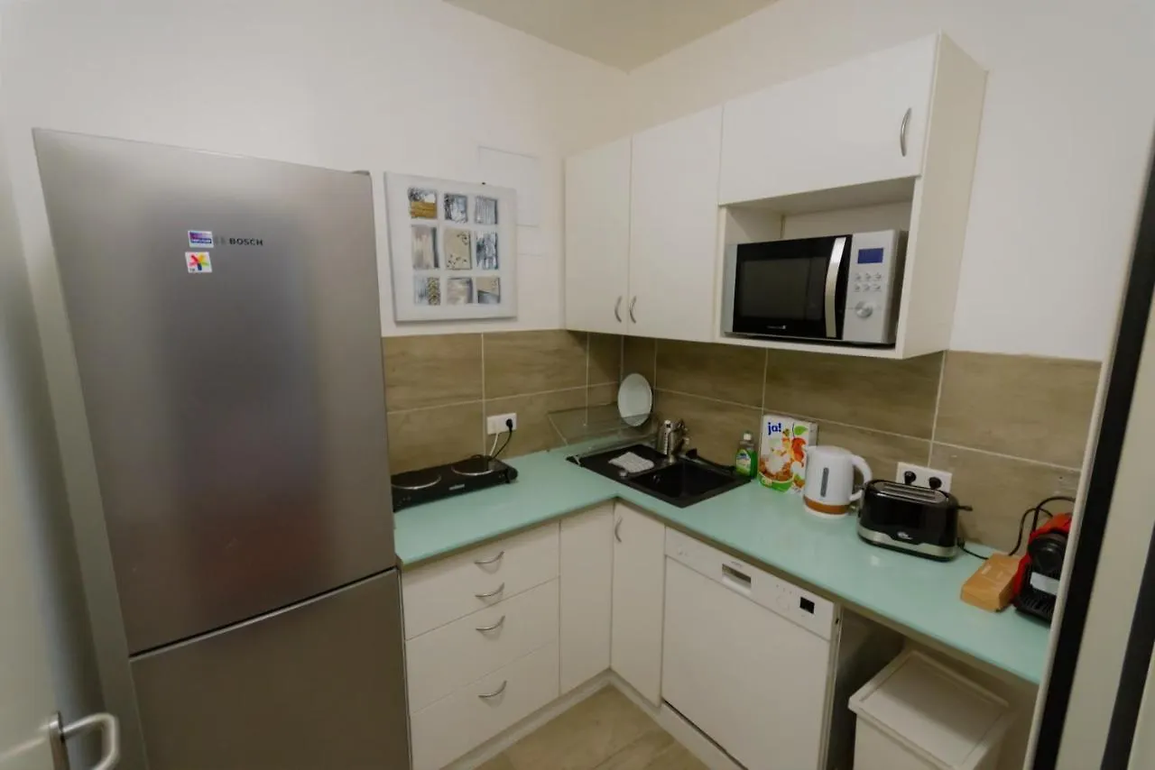 Full House Hostel Nurnberg - Shared Bath & Kitchen Nuremberg