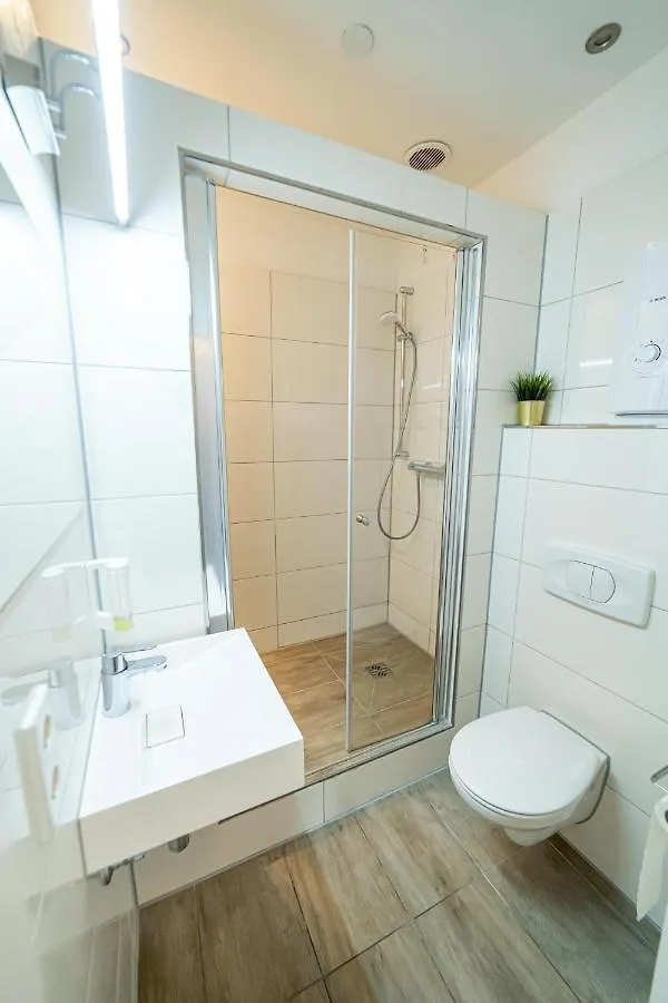 Full House Hostel Nurnberg - Shared Bath & Kitchen 0*, Nuremberg