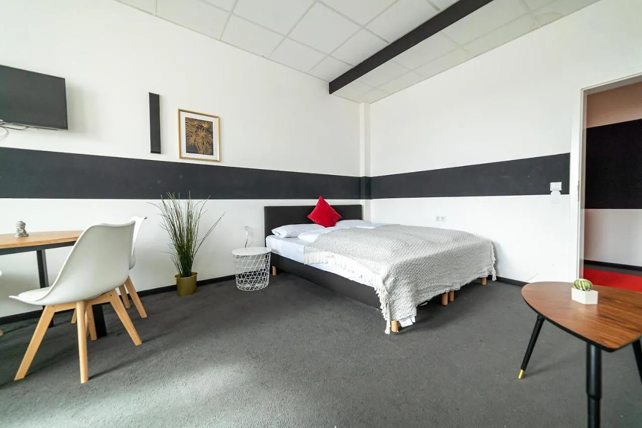 Full House Hostel Nurnberg - Shared Bath & Kitchen 0*, Nürnberg Almanya