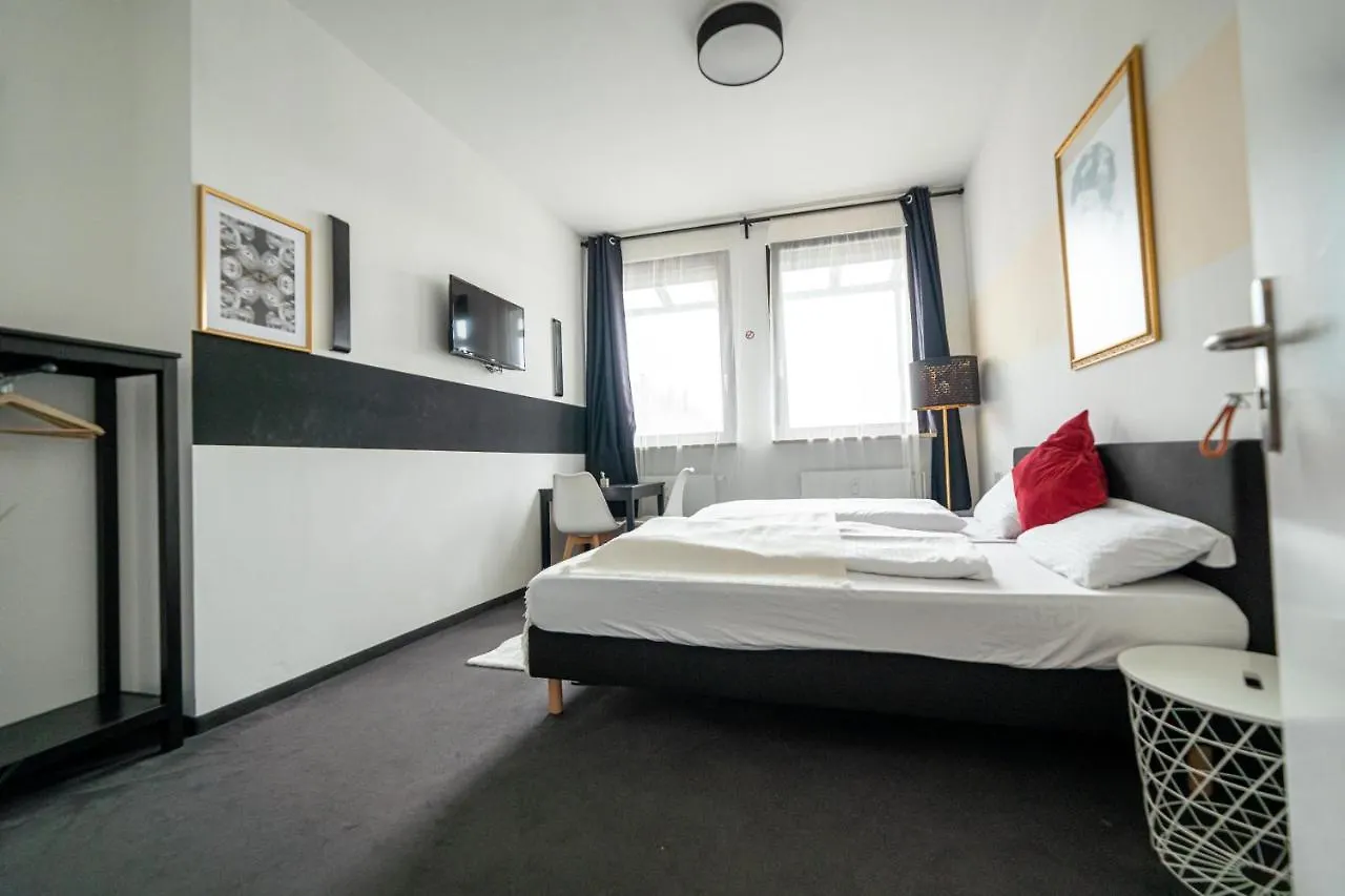 Full House Hostel Nurnberg - Shared Bath & Kitchen 0*, Nuremberg